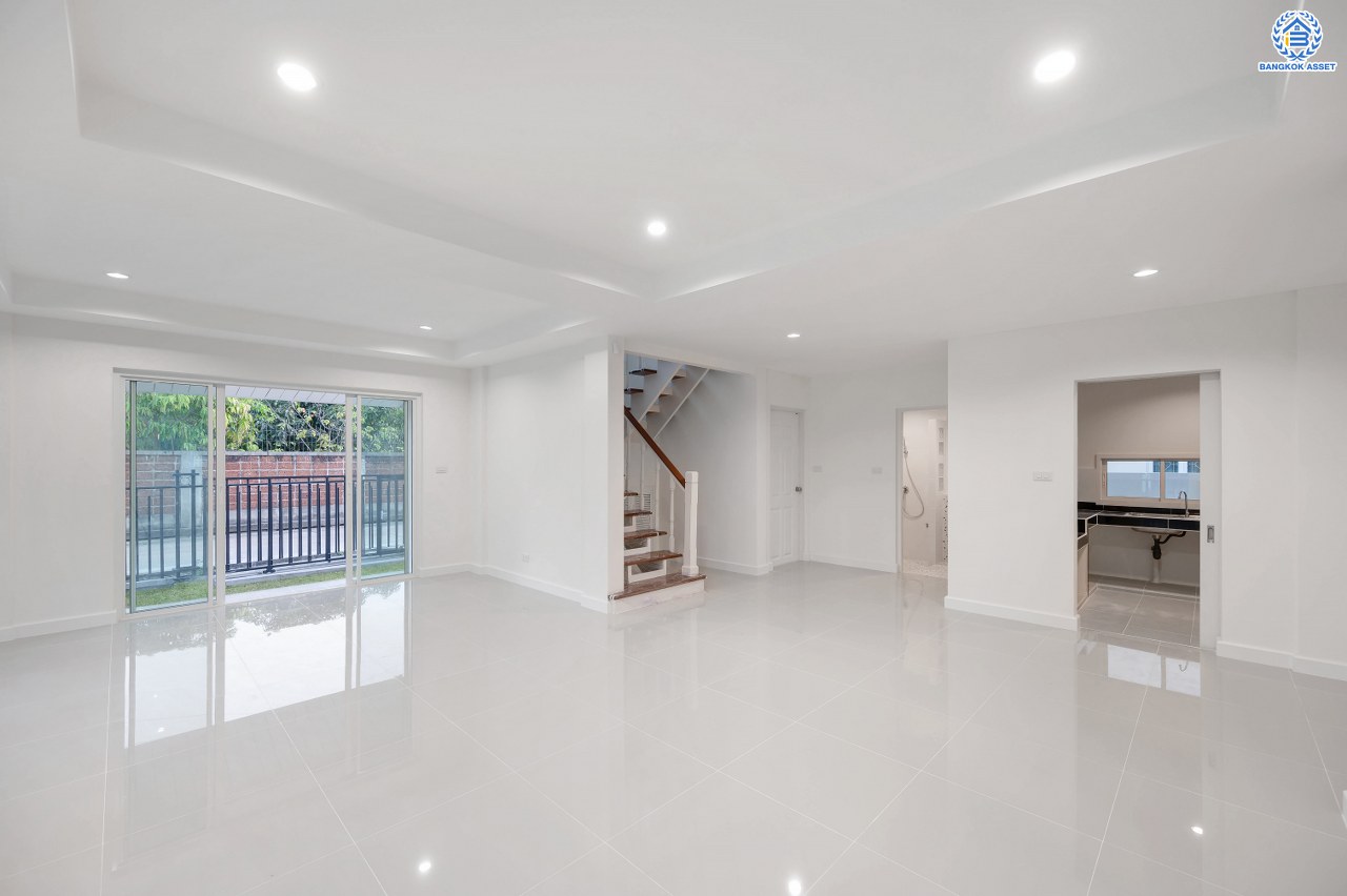 บ้านมือสองตกแต่งใหม่ แบรนด์ LH โครงการ ชัยพฤกษ์ วัดลาดปลาดุก หลังมุม ตอบโจทย์ทุกการอยู่อาศัย เนื้อที่ 58.9 ตร.ว. พื้นที่ใช้สอย 141.6 ตร.ม. ฟังก์ชัน 3 ห้องนอน 2 ห้องน้ำ บนทำเลดีที่สุด ใกล้เซ็นทรัล เวสต์เกต ทางด่วน "กาญจนาภิเษก" และรถไฟฟ้าสายสีม่วง "สถานีคลองบางไผ่"